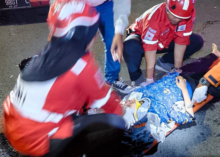 Dipastikan Korban Jambret, Perempuan Berseragam Korpri Tergeletak di Genteng Surabaya Masih Kritis