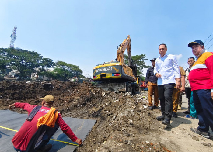 Geram Lihat Sampah di Kali Tebu, Eri Cahyadi Siapkan Sanksi Nyemplung ke Kali