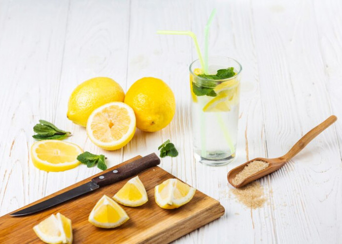 Segudang Manfaat Air Lemon Hangat di Pagi Hari: Dari Menurunkan Tekanan Darah Hingga Menjaga Kesehatan Kulit