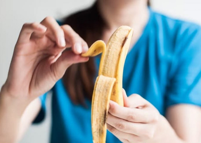 Kebiasaan Minum Obat Pakai Pisang, Aman atau Berbahaya? Ini Penjelasannya!