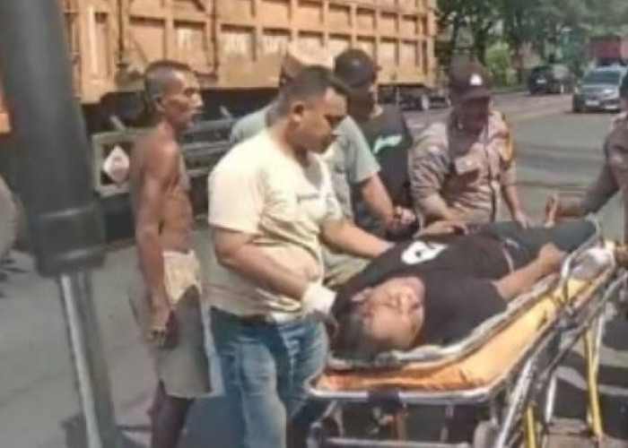 Sopir Truk Tak Sadarkan Diri di Pinggir Jalan, Polsek Sukodadi Lamongan Lakukan Evakuasi