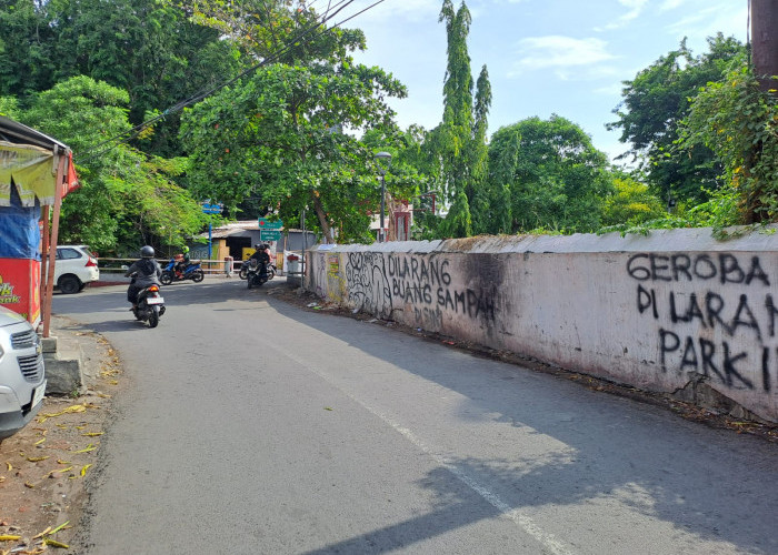 Jalan Kembang Kuning Dibuangi Sampah Orang Tak Dikenal, Warga Siapkan Sanksi Yustisi