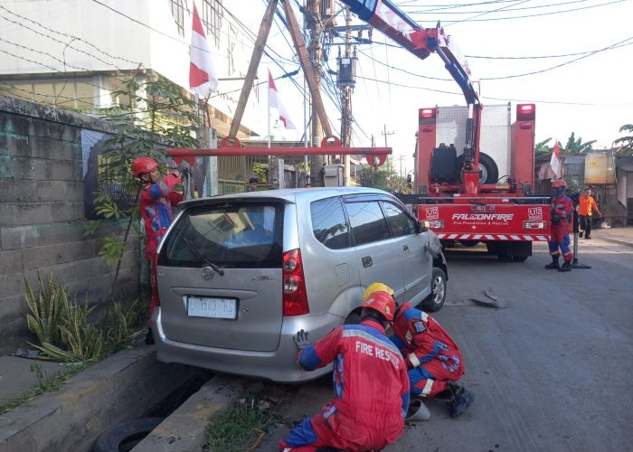 Evakuasi Mobil Terperosok di Saluran Air Kawasan Kutisari Utara VII Surabaya