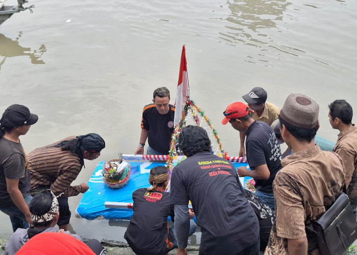 Wujud Rasa Syukur, Masyarakat Stren Kali Surabaya Ritual Larung Sungai di Jagir