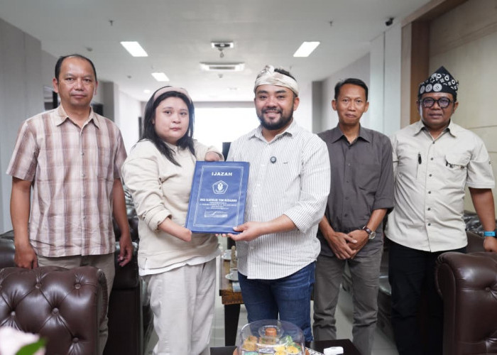 Wakil Wali Kota Batu Serahkan Ijazah Warga yang Tertahan