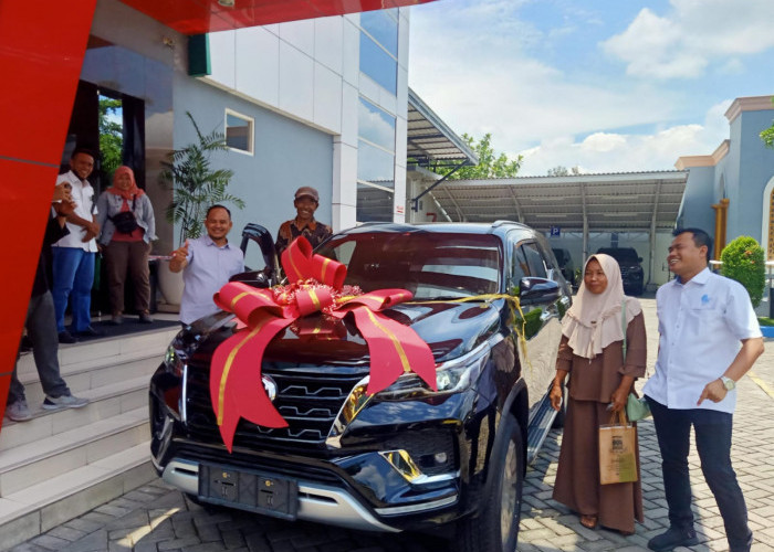 Berkah Ramadan, Pasutri Ini Terima Mobil Fortuner dari Program Sinarmas Bank Jombang