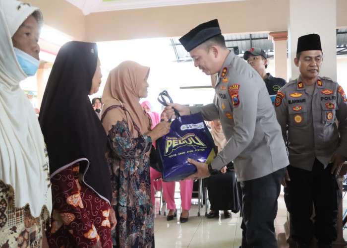 Polres Tulungagung Bersama Forkopimda Gelar Baksos 1.000 Paket Sembako dan Pengobatan Gratis