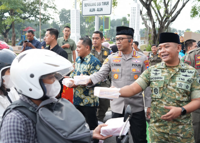 Solid dan Peduli, Forkopimda Sidoarjo Bagikan Ratusan Takjil di Alun-Alun