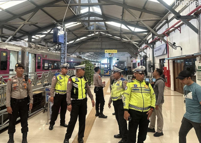 Antisipasi Kedatangan Bobotoh, Polsek Bubutan Gelar Penyekatan Humanis di Stasiun Pasar Turi