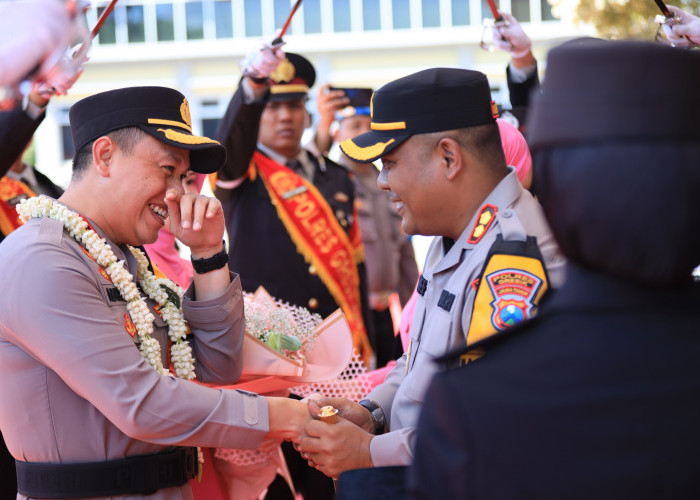 AKBP Arief Kurniawan Gantikan AKBP Adhitya Panji Anom,Tradisi Pedang Pora Kapolres Gresik