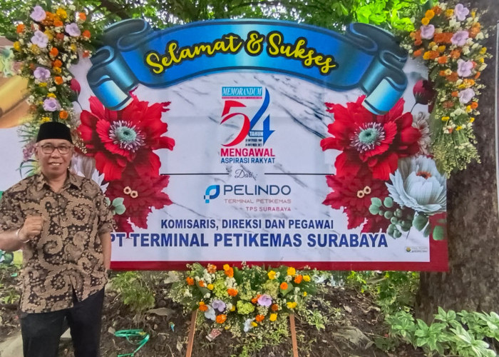 PT Terminal Petikemas Surabaya Berikan Karangan Bunga HUT Ke-54 SKH Memorandum