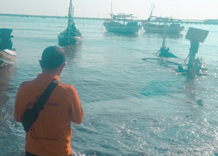 Cuaca Ekstrem Terjang Pantai Utara Situbondo, 9 Perahu Nelayan Rusak Tenggelam