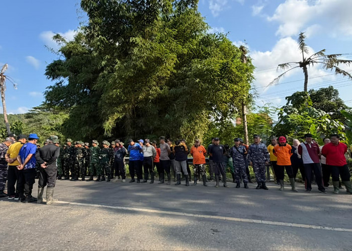 Wujudkan Green Policing, Polres Trenggalek Bersih-Bersih Sampah di Sungai