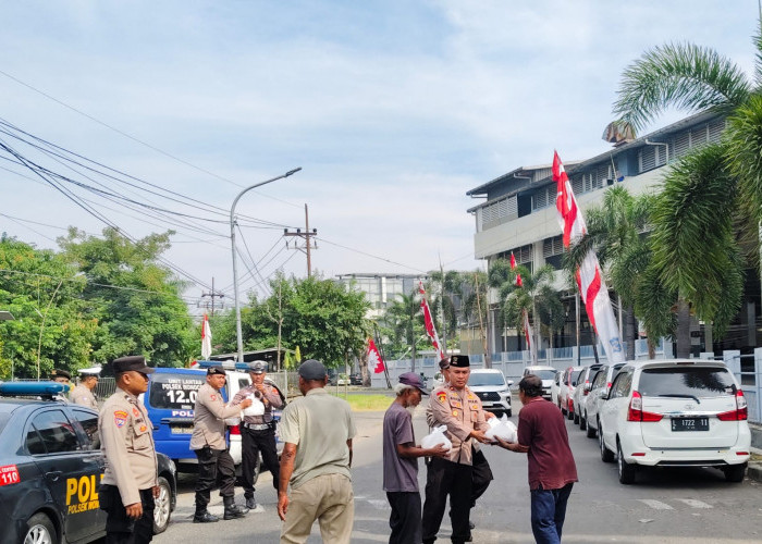 Polsek Wonocolo Berbagi Kebaikan di Jumat Berkah