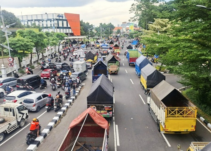 Ratusan Sopir Truk Jatim Gelar Aksi di Surabaya, Macetkan Jalan Utama