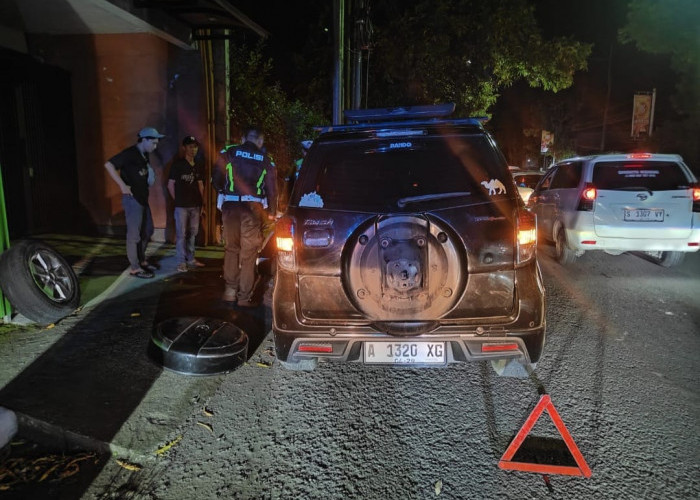 Bantu Pemudik Pecah Ban Tengah Malam, Aksi Cepat Polisi Nganjuk Tuai Pujian