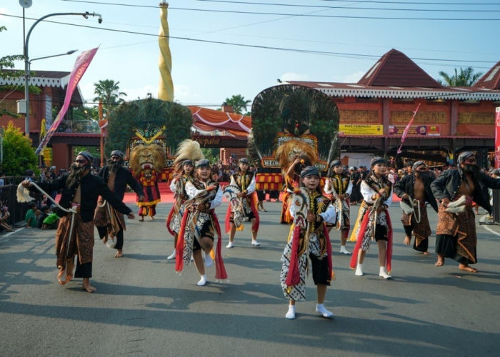 Ribuan Warga Padati Jalan Protokol Kota Mojokerto Saksikan Kirab Budaya Mojo Bangkit