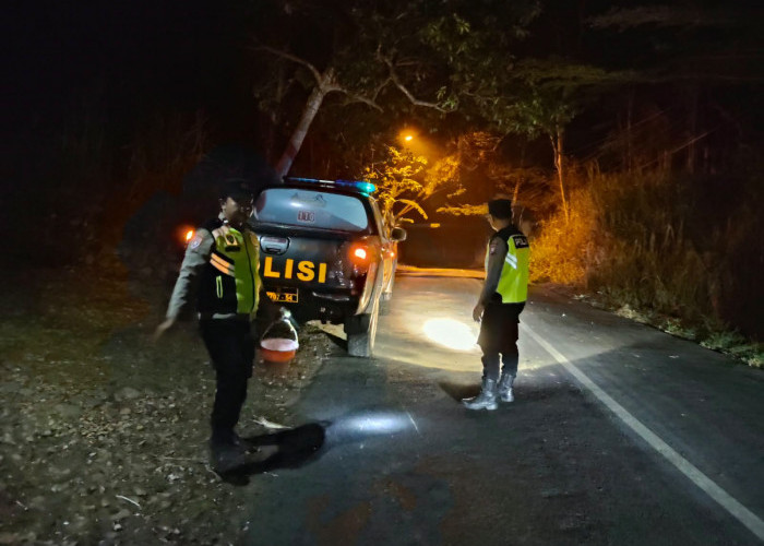 Cegah Kecelakaan, Polsek Ngrambe Sigap Tangani Tumpahan Solar di Jalan Raya Sentono