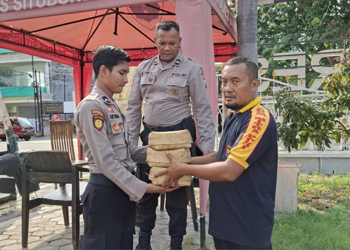 Senkom Mitra Polri Situbondo Bagikan Daging Kurban kepada Warga dan Petugas Jaga