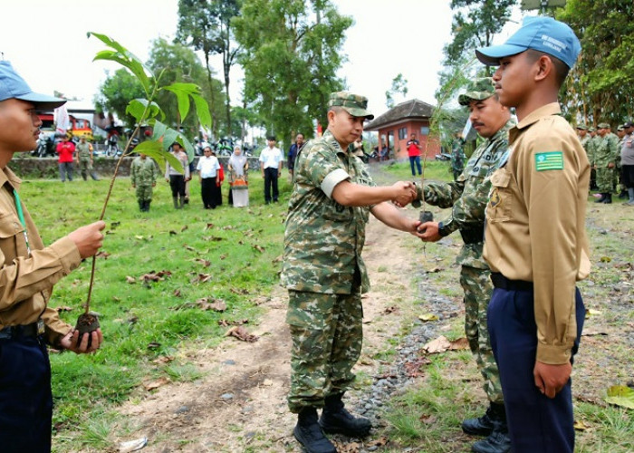 Kodim 0821 Lumajang Hijaukan Bumi Perkemahan Glagah Arum dengan Tanam 1.000 Pohon