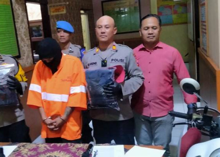 Gondol Ratusan Butir Telur di Depan Rumah