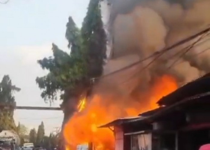 Kebakaran di Kawasan Jembatan Babat-Widang, 7 Damkar Dikerahkan