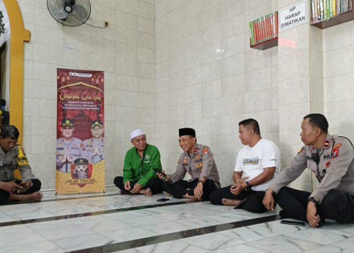 Polsek Tegalsari Jum'at Curhat di Masjid Ash Shodiqin Bersama Warga