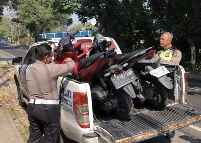 Dua Motor Bersenggolan, Buruh Mebel Asal Sidoarjo Tewas Terlindas Truk Kontainer di Mojokerto