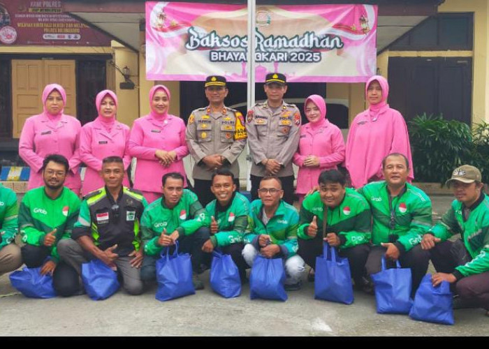 Bhayangkari Ranting se-Cabang Bojonegoro Gelar Baksos, Salurkan Paket Sembako kepada Tukang Ojek