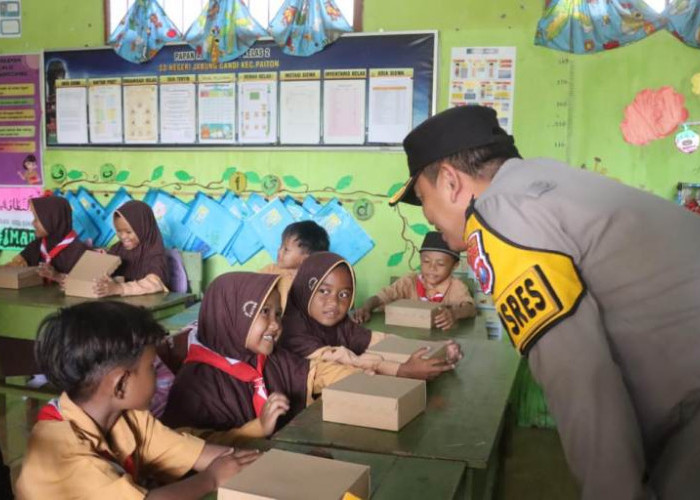 Kapolres Probolinggo Bagikan Makanan Bergizi kepada Siswa SDN Jabung Candi Paiton