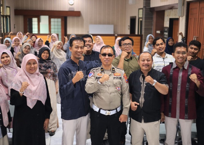 Satlantas Polres Gresik Gandeng Guru Tanamkan Budaya Tertib Berlalu Lintas Lewat Polantas Menyapa