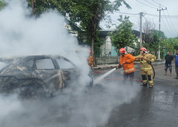 Diduga Overheat, Mobil Listrik Hangus Terbakar di Kebomas Gresik
