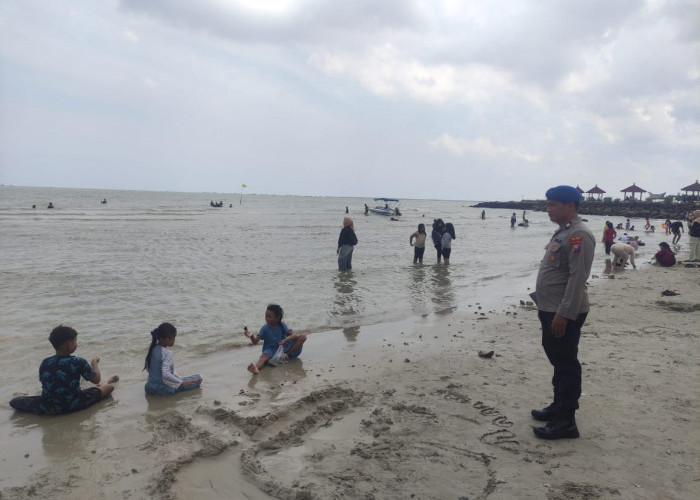 Pantai Dalegan Dipadati Wisatawan, Satpolair Polres Gresik Tingkatkan Pengamanan Nataru