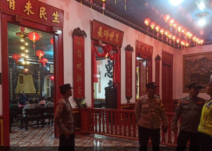 Polsek Simokerto Pastikan Perayaan Cap Go Meh di Klenteng Boen Bio Berjalan Kondusif