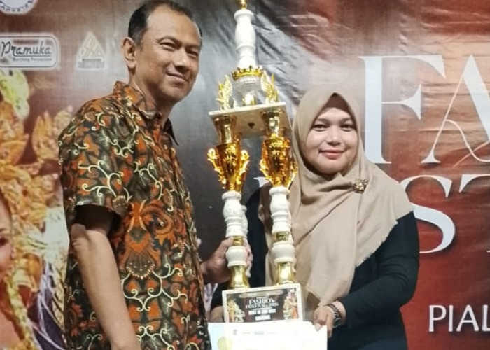 SMPN 19 Surabaya Raih Juara Pertama Best Costume Surabaya Fashion Festival 2026