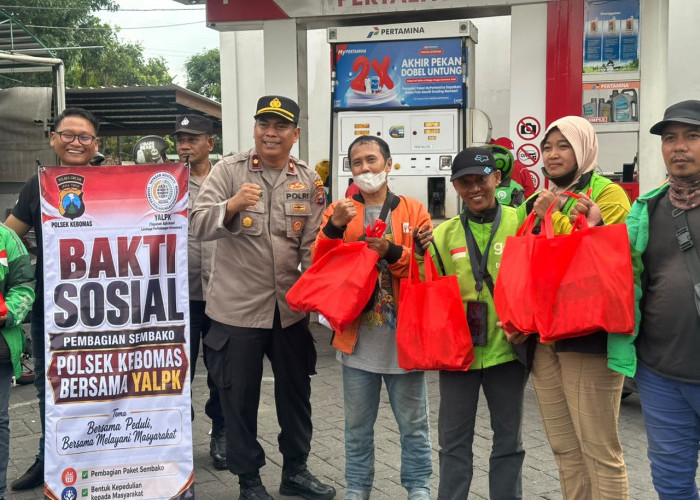 Senyum Ojol Gresik Dapat BBM Gratis, Polsek Kebomas dan YALPK Group Gelar Bakti Sosial
