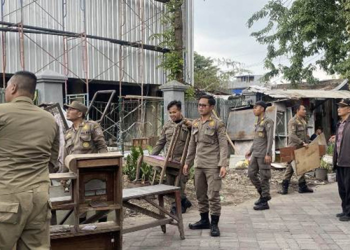 Tata Kawasan Gelora 10 November, Kelurahan Tambaksari Tertibkan 18 PKL Liar