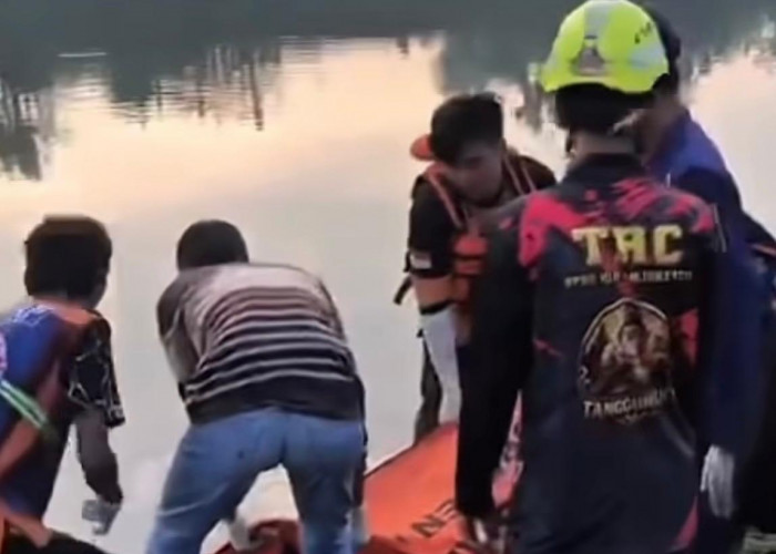 Misteri Mayat Pria Berjaket Hitam Mengapung di Sungai Brantas Mojokerto, Polisi Temukan Luka di Wajah Korban