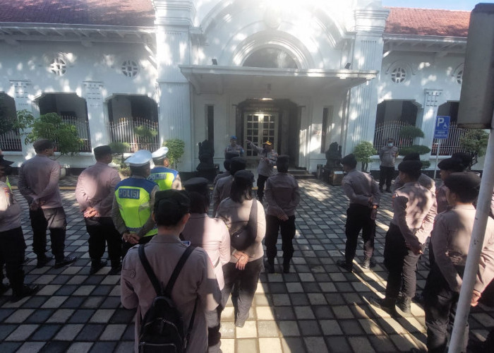 Kawal Aksi Buruh di PN Surabaya, Kapolsek Sawahan Pimpin Apel Pengamanan Humanis 67 Personel Gabungan