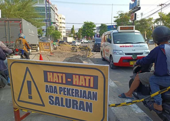 Proyek Saluran Air Dukuh Kupang Surabaya Dikebut, Pengguna Jalan Harap Hati-Hati