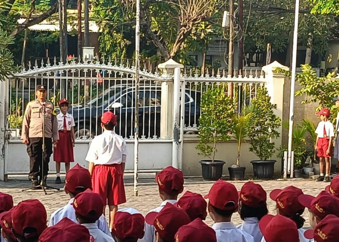 Tanamkan Disiplin Sejak Dini, Bhabinkamtibmas Polsek Wiyung Sambangi SD-SMP Kristen YBK