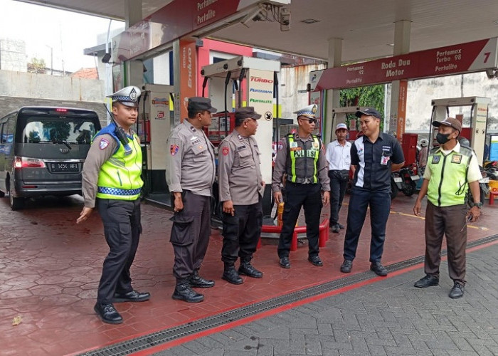 Polsek Sawahan Intensifkan Patroli SPBU Surabaya untuk  Pastikan Stok BBM Aman