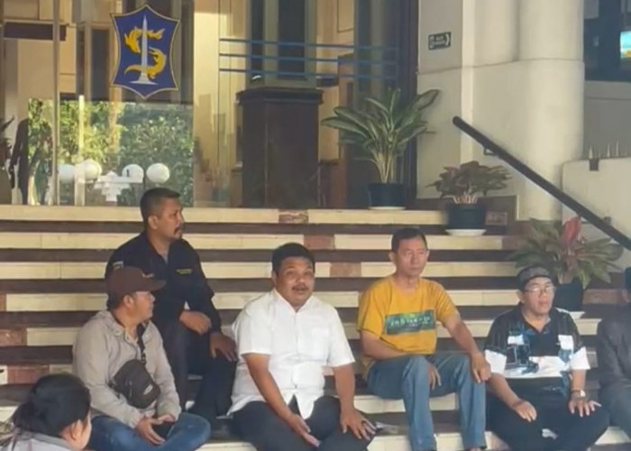 Duduk Bersila dan Berdoa di Balai Kota, Pedagang Pasar Tembok Dukuh Titip Aspirasi untuk Eri Cahyadi