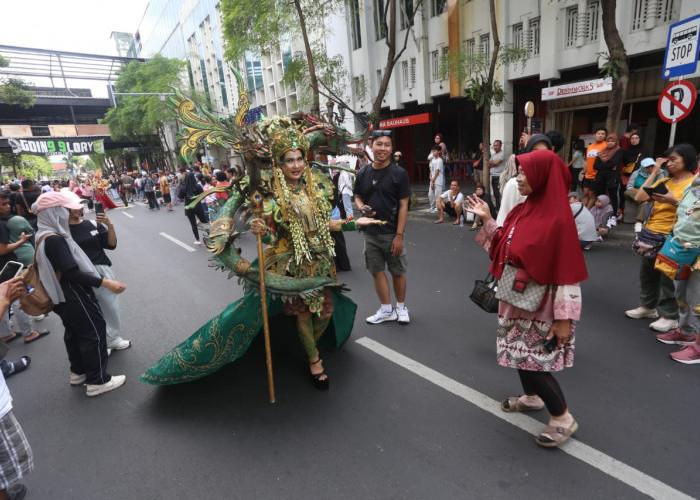 Model UWKS Indana Halwah Muyassarah Taklukkan Aspal Tunjungan-Balai Kota dengan Heels 20 cm di SFF 2026
