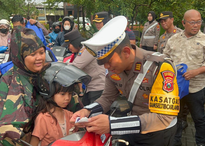 Awali Operasi Ketupat Semeru 2026, Polresta Sidoarjo Bagikan Helm dan Stiker