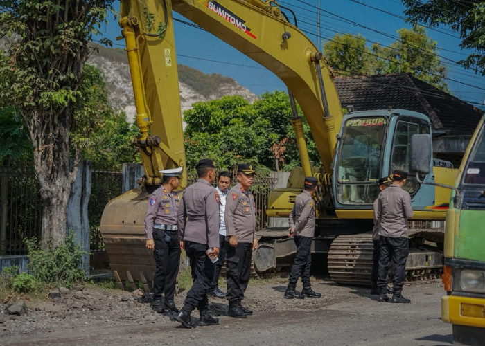 Kawal Infrastruktur Selatan, Kapolres Jember Tinjau Betonisasi Jalan Grenden dan Penataan Alun-Alun Puger