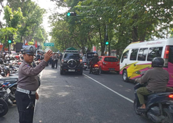 Polsek Sawahan Pastikan Arus Lalu Lintas Depan PN Surabaya Lancar Terkendali