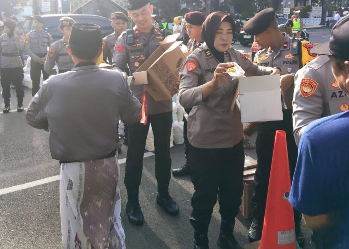 Wujud Empati Sosial, Polda Jatim dan Polsek Bubutan Salurkan 1.000 Paket Sembako di Kawasan Tugu Pahlawan