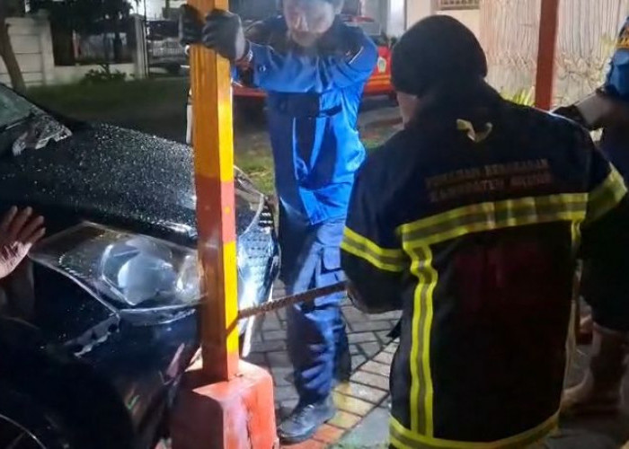 Mobil Warga Tabrak Portal Jalan di GKB Gresik, Petugas Damkar Lakukan Evakuasi
