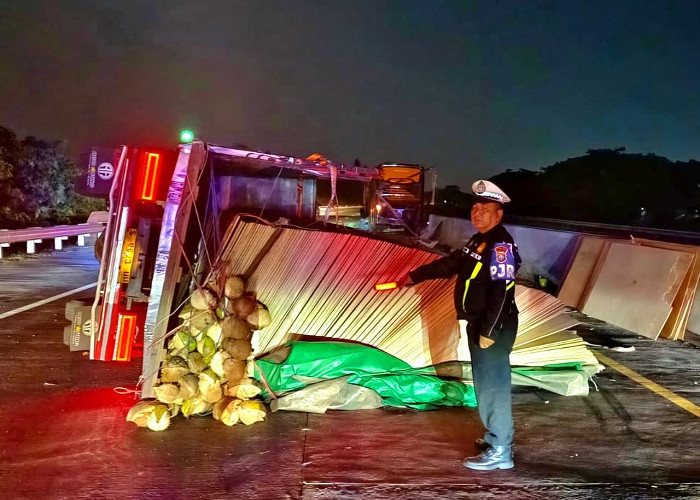 Truk Triplek Terguling di Tol Gempas, Bus Hantam Muatan yang Tumpah